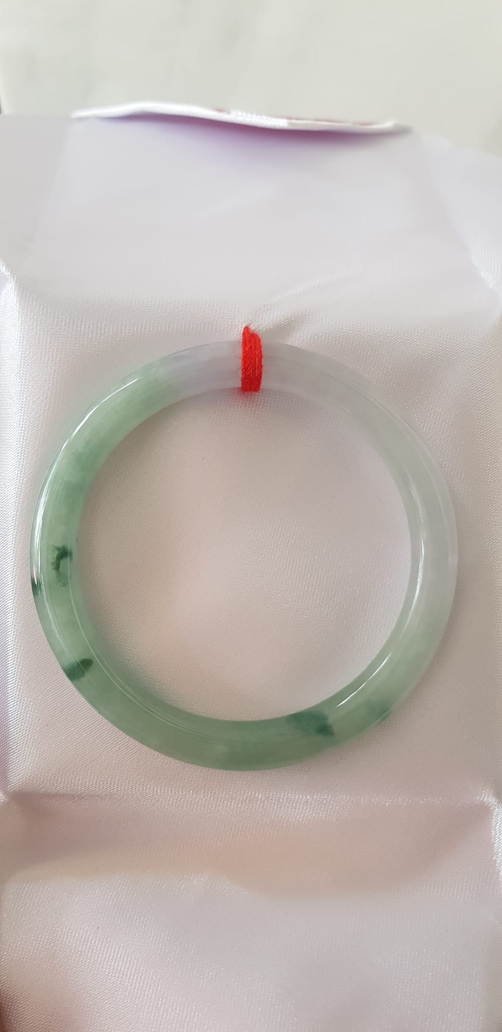 Vòng Cẩm Thạch tự nhiên A Sịn Đẹp 49mm x cọng 7mm Màu trắng bóng xanh rêu đẹp lạ sang vân đậm bóng ánh xíu tím nhẹ rất là đẹp sang Nữ 47kg - 51kg đeo đẹp ạ