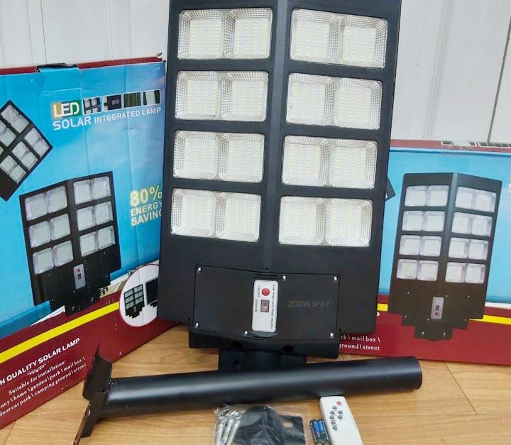 Đèn năng lượng mặt trời liền thể 600W, 8 Khoang,Vỏ nhựa ABS, Tấm pin liền, Cảm biến chuyển động. Ánh sáng trăng- 600WLT