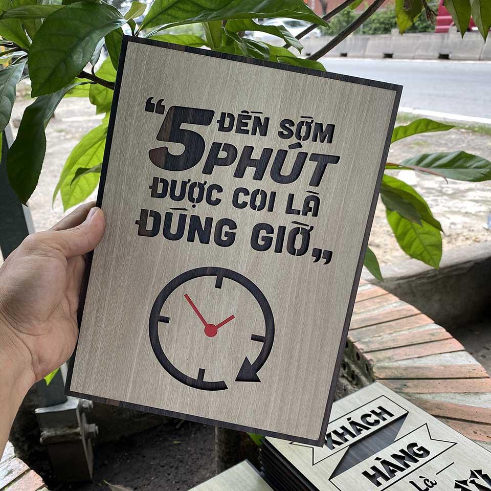 Tranh Động Lực Gỗ decor quà tặng doanh nghiệp “đến sớm 5 phút được gọi là đúng giờ” Mẫu:VIAN27.