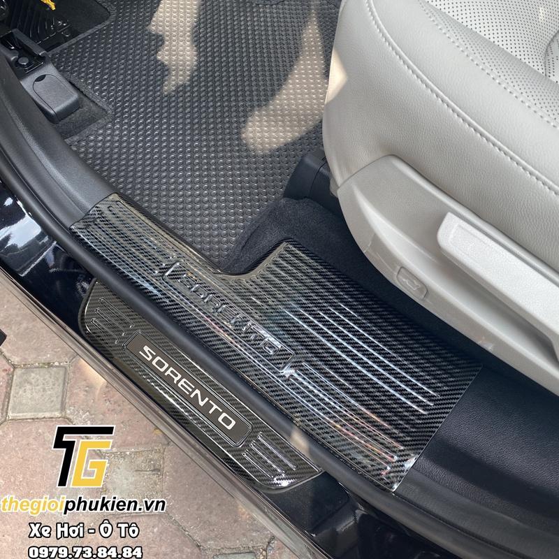 Bộ sản phẩm ỐP BẬC CỐP VÀ BẬC CỬA vân Carbon xe  Kia Sorento 2021