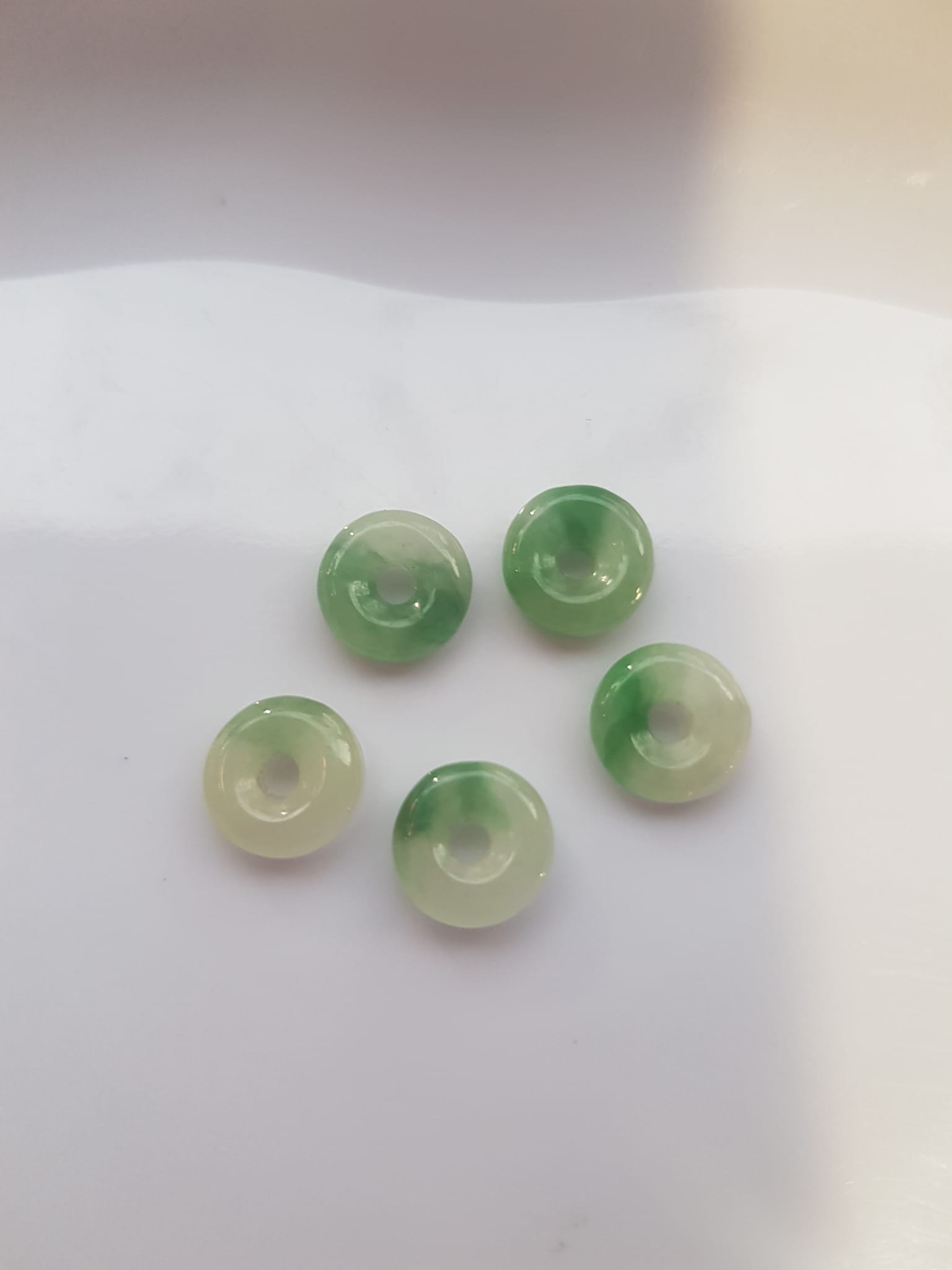Bộ Trang sức Charm Vòng Tay gồm 5 đồng tiền may mắn tài lộc  Chất liệu đá cẩm thạch xanh Ngọc trắng tự nhiên bóng đẹp  Size hạt đk 9mm x đk cao 3mm x lỗ giữa đồng tiền 2mm nữ phối vòng tay và làm mặt dây chuyền đeo đẹp ạ