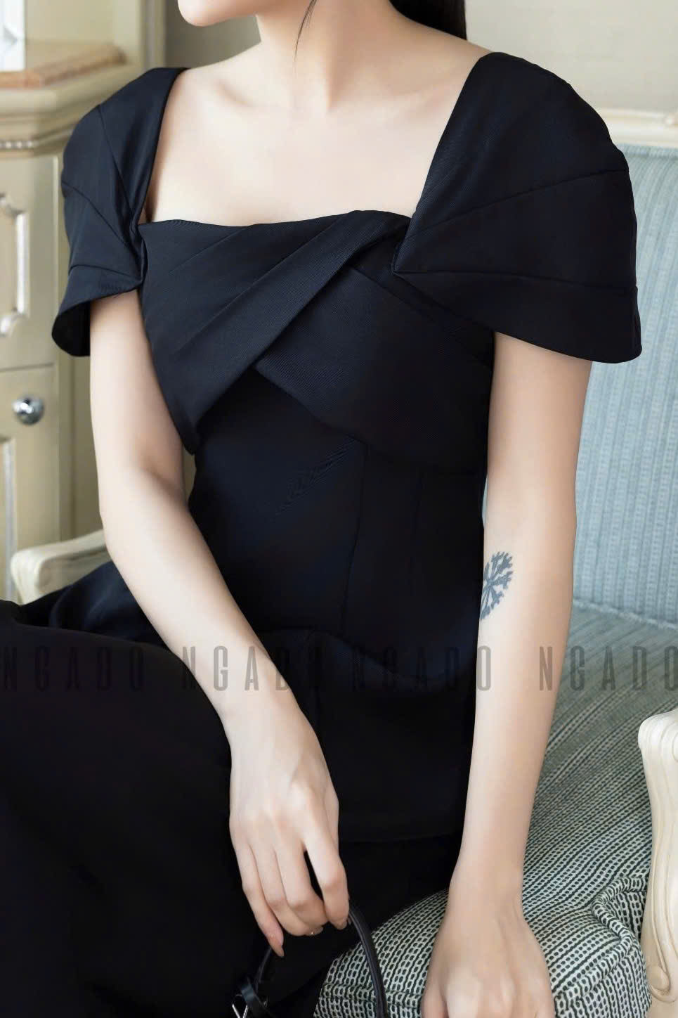 Đầm đen cổ vuông NGADO
