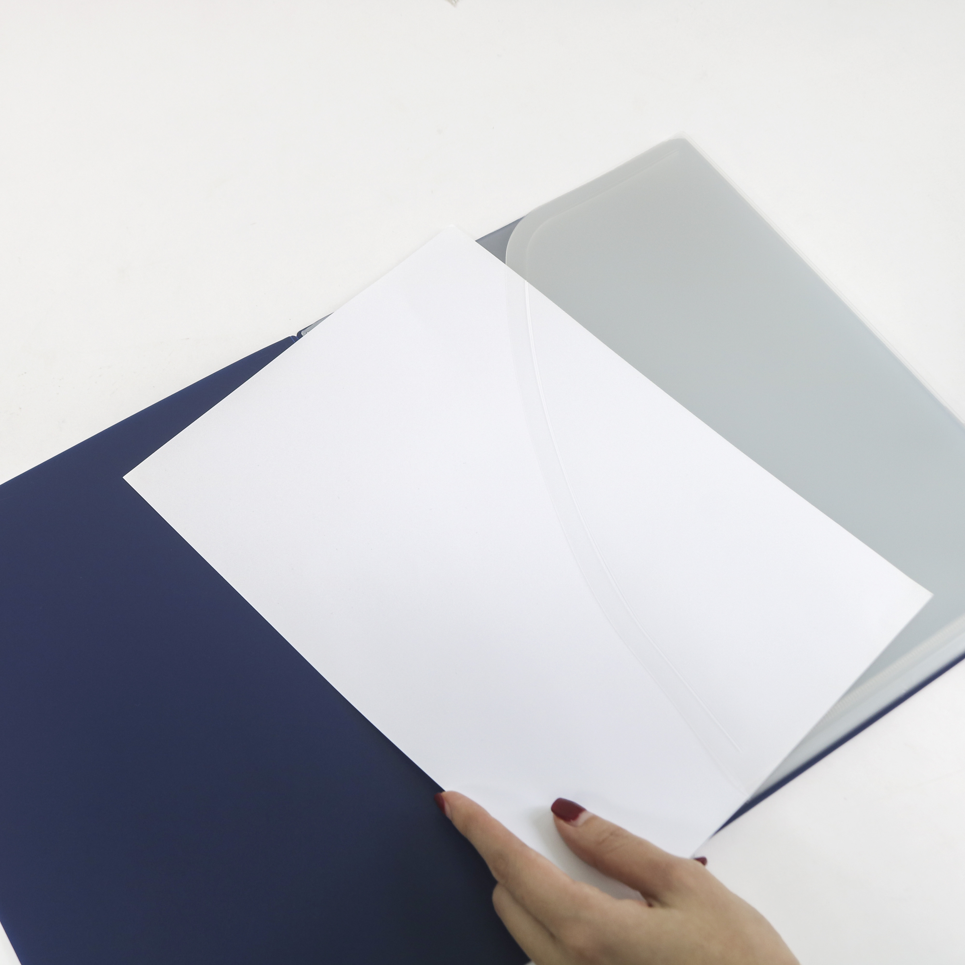 File bìa nhựa đựng hồ sơ AO+ trong suốt có 8 ngăn lưu tài liệu A4 theo ngăn vát dễ dàng sử dụng màu OFF WD601