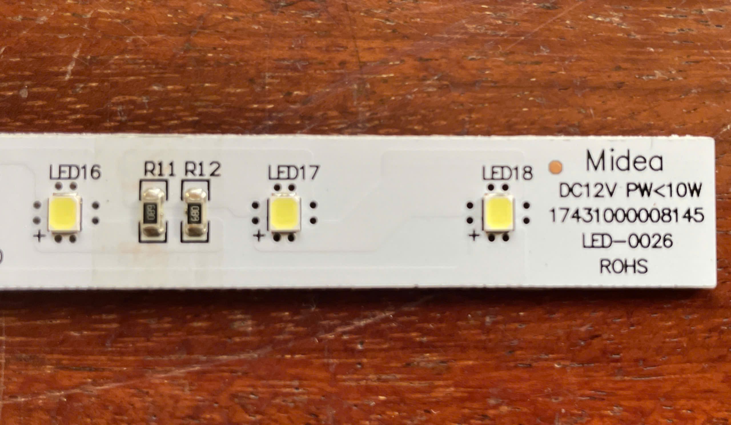 MẠCH ĐÈN LED NGĂN MÁT TỦ LẠNH TOSHIBA GR-RF681WI/680WI/669WI/670WI/605WI/610WE – HÀNG CHÍNH HÃNG