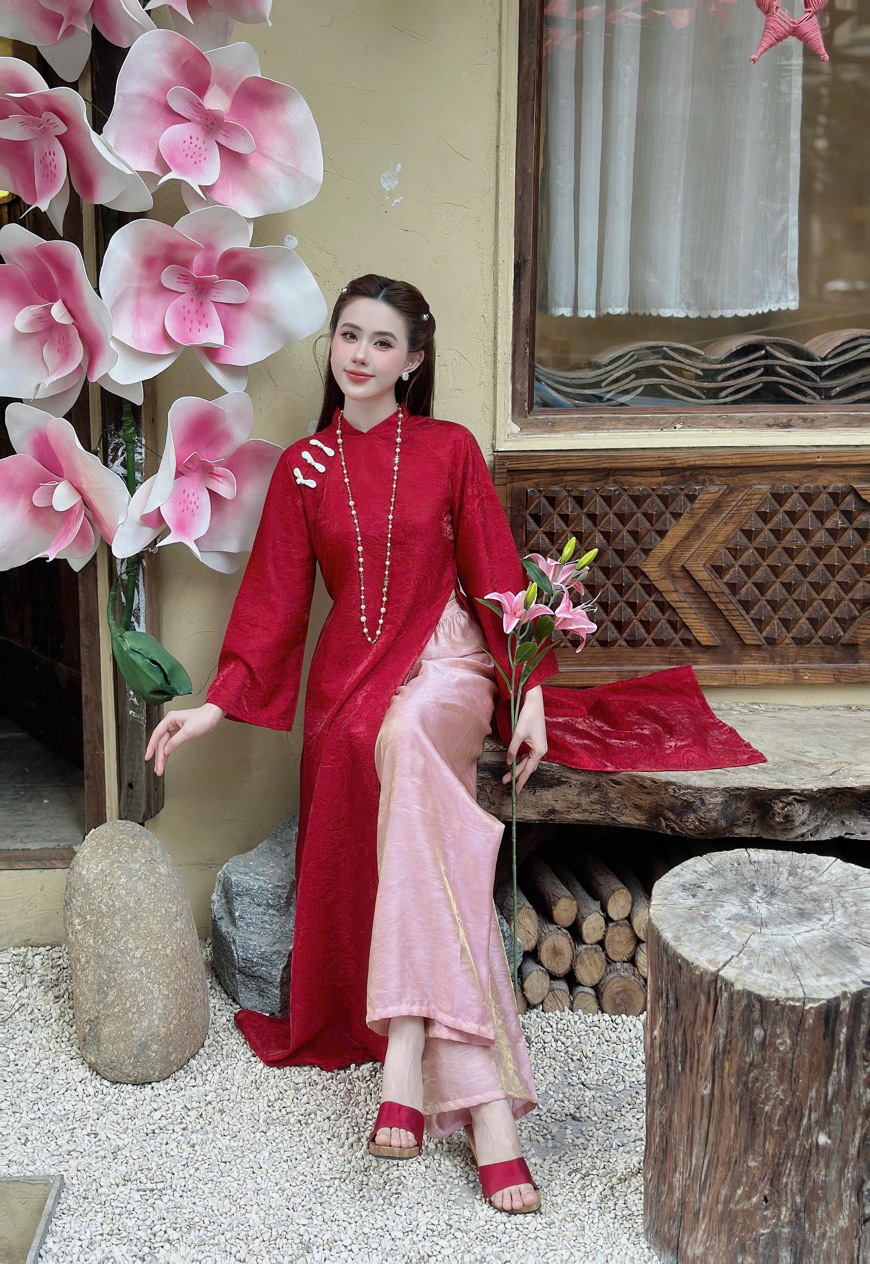 Áo Dài Tơ Ánh Đỏ Hoa Văn Cao Cấp – Thanh Lịch &amp; Nổi Bật - Áo đỏ quần vàng