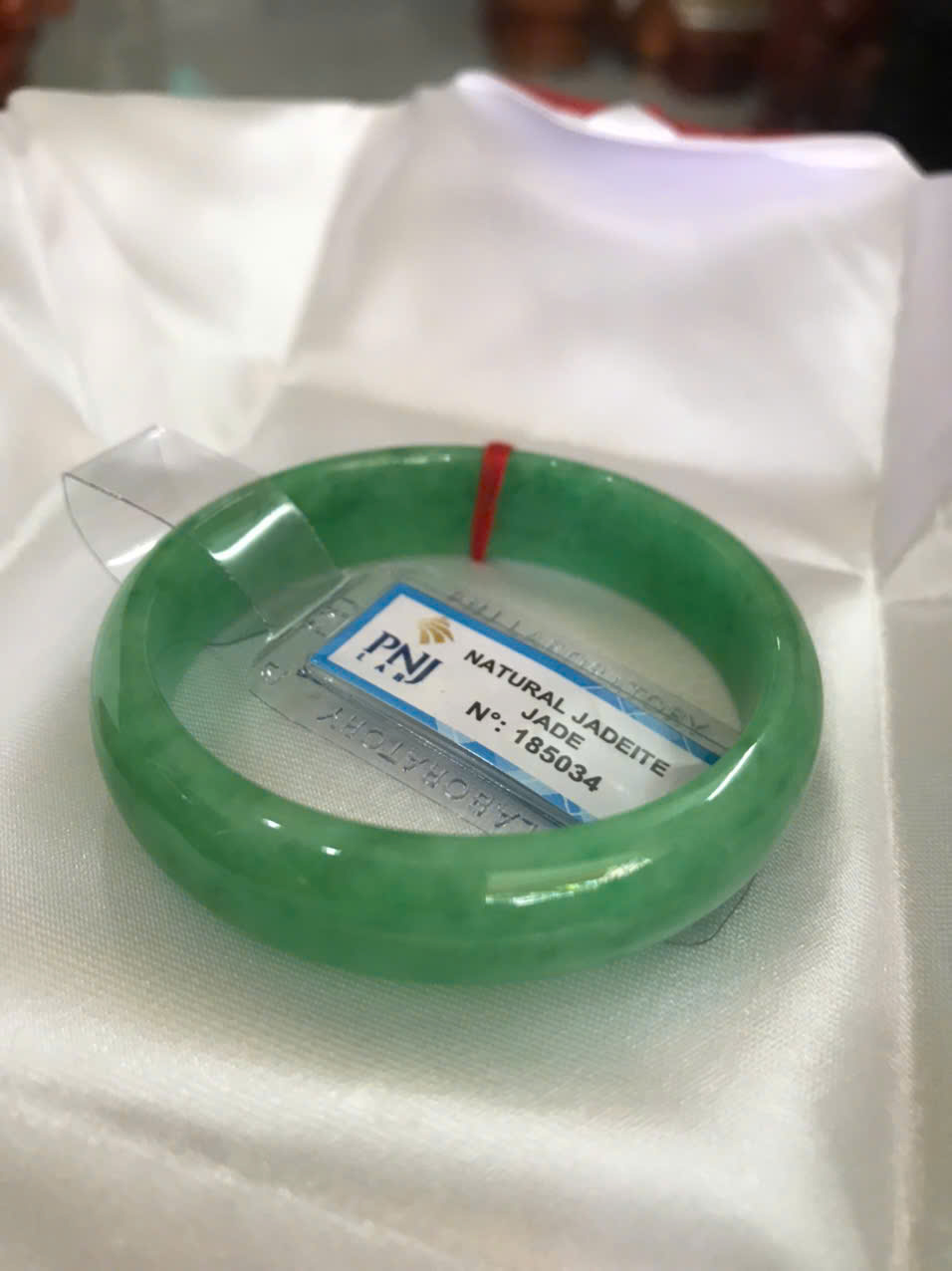 Vòng Tay Nữ Đá Ngọc Cẩm Thạch Tự Nhiên Bản Hẹ Sịn Đậu Lý Sao Ni 48mm Cao 12mm Dầy 6mm đã kiểm định kèm giấy chứng nhận P No 185034 Màu Xanh ngọc lý tươi bóng đều đẹp nữ tay nhỏ 35kg - 48kg ạ
