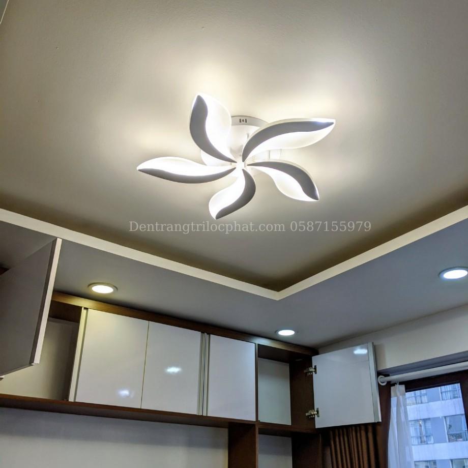 Đèn trần, đèn ốp trần 5 cánh lông mày 3 chế độ ánh sáng kèm khiển trang trí phòng khách, phòng ngủ