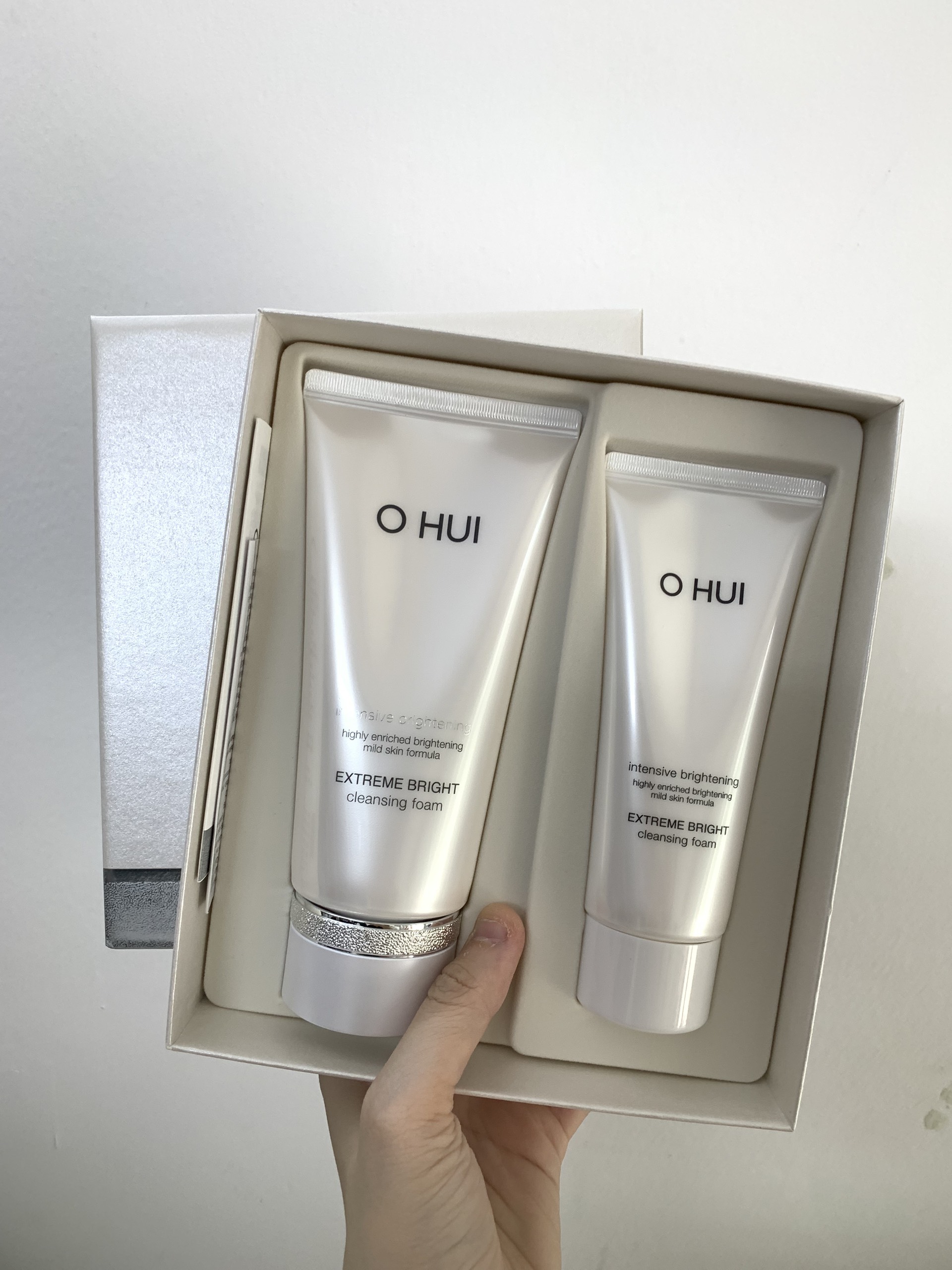 Bộ Sữa rửa mặt dưỡng trắng Ohui Extreme White Cleansing Foam Set 260ml