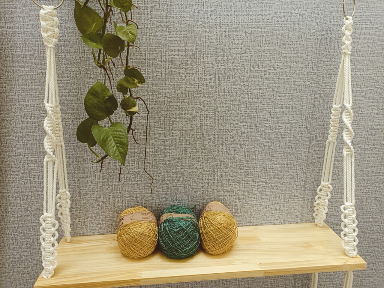 Kệ gỗ decor trang trí treo tường dây tết macrame 60x15cm KGM001