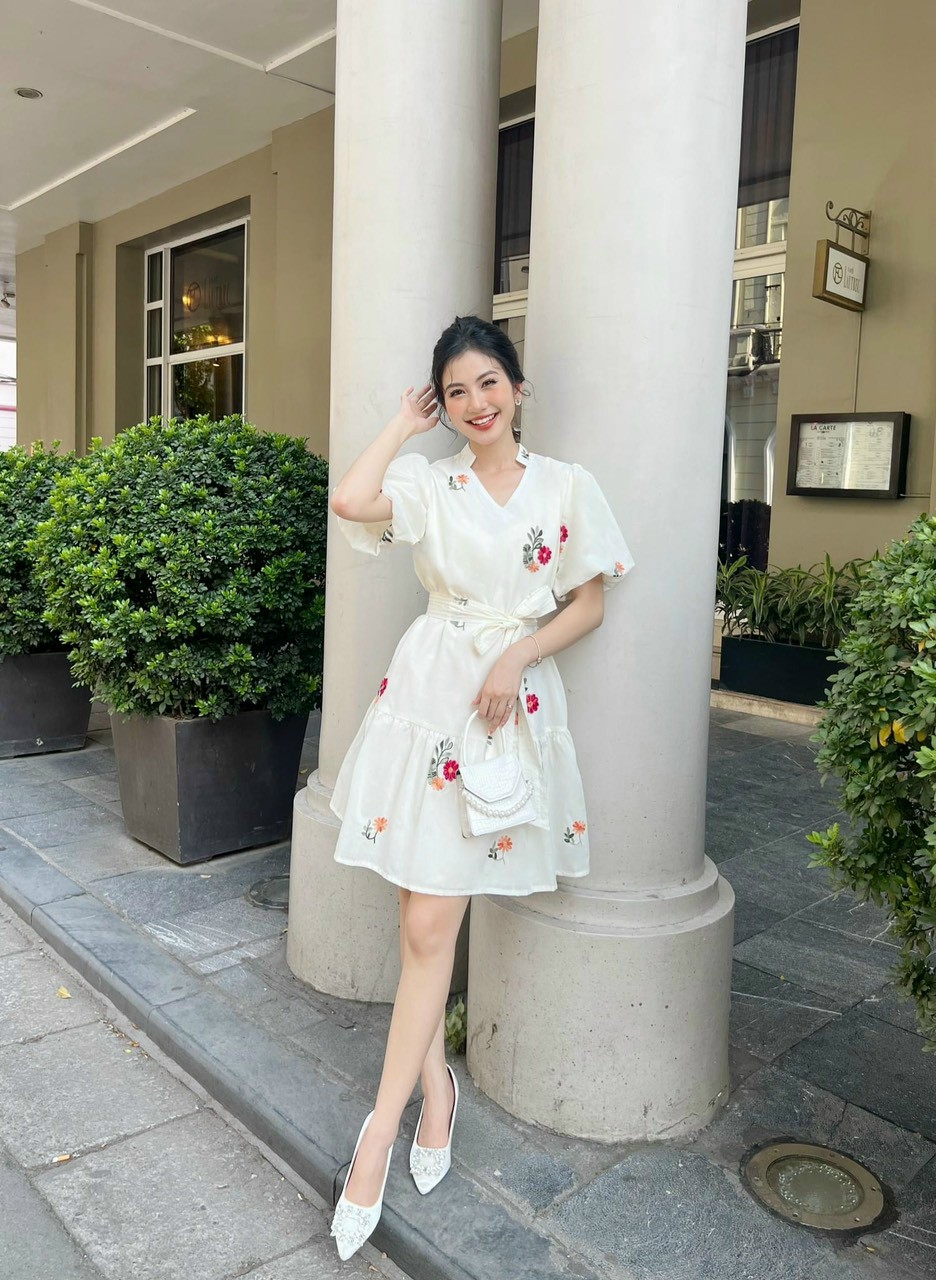Đầm hoa trắng suông kèm thắt lưng phối 2 kiểu dễ thương