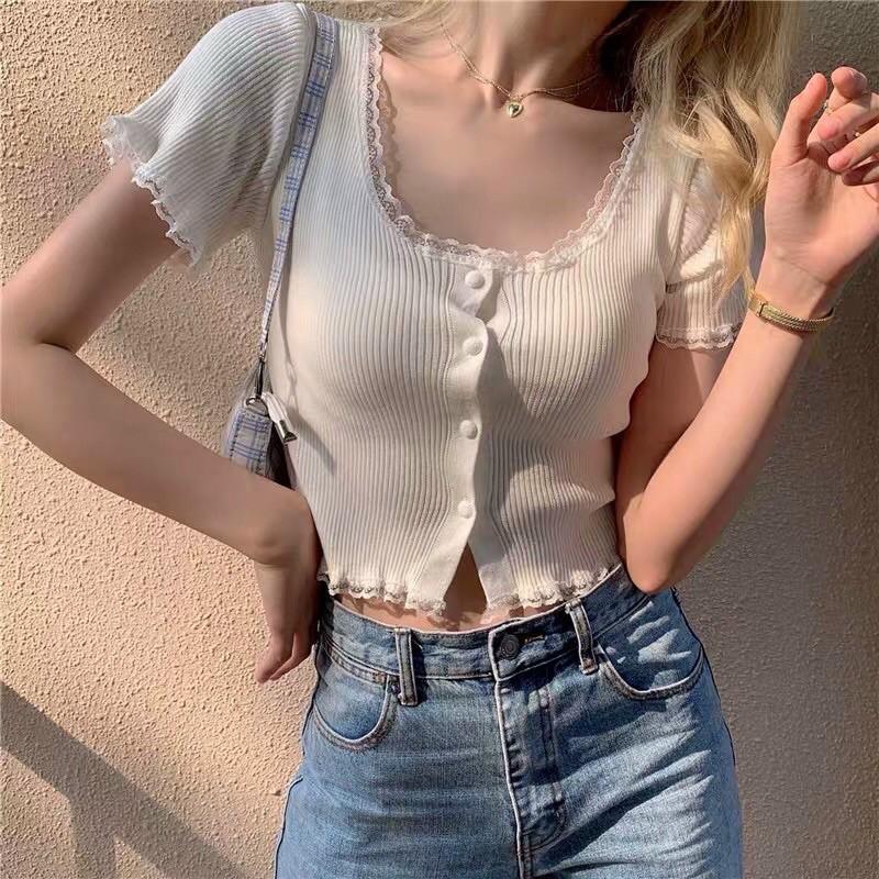 Áo Crop Top Nút Viền Ren