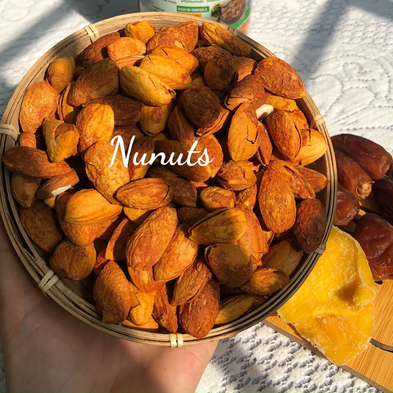 Hạt hạnh nhân rang bơ Mỹ còn vỏ mỏng Nunuts, vị béo béo giòn giòn,thơm ngon khó quên, món ăn vặt yêu thích của mọi người.