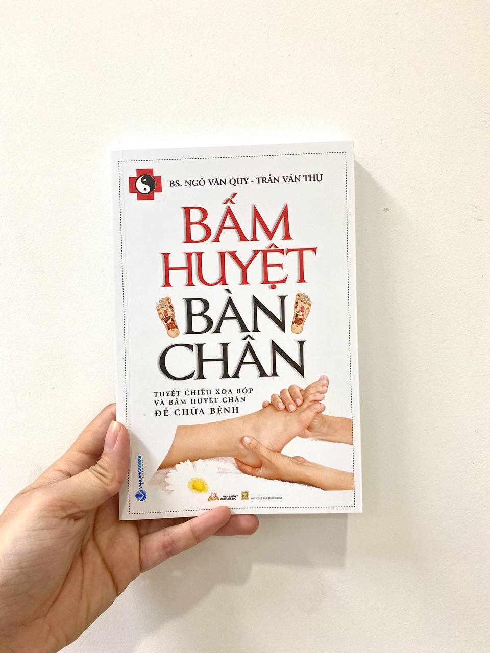 Bấm Huyệt Bàn Chân - Vanlangbooks - Tái Bản 2023