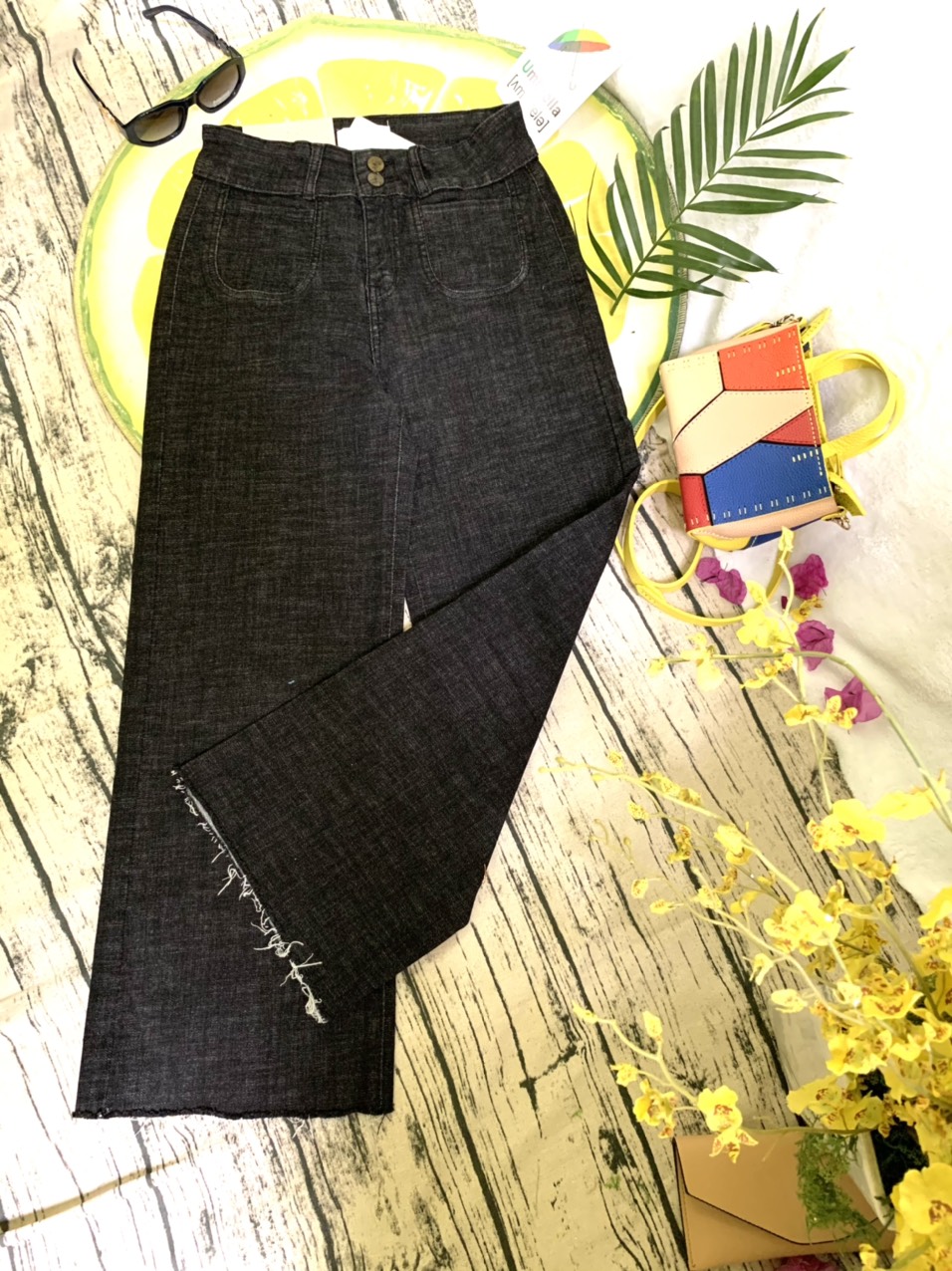 Quần jeans suông đen muối tiêu lai tua rua