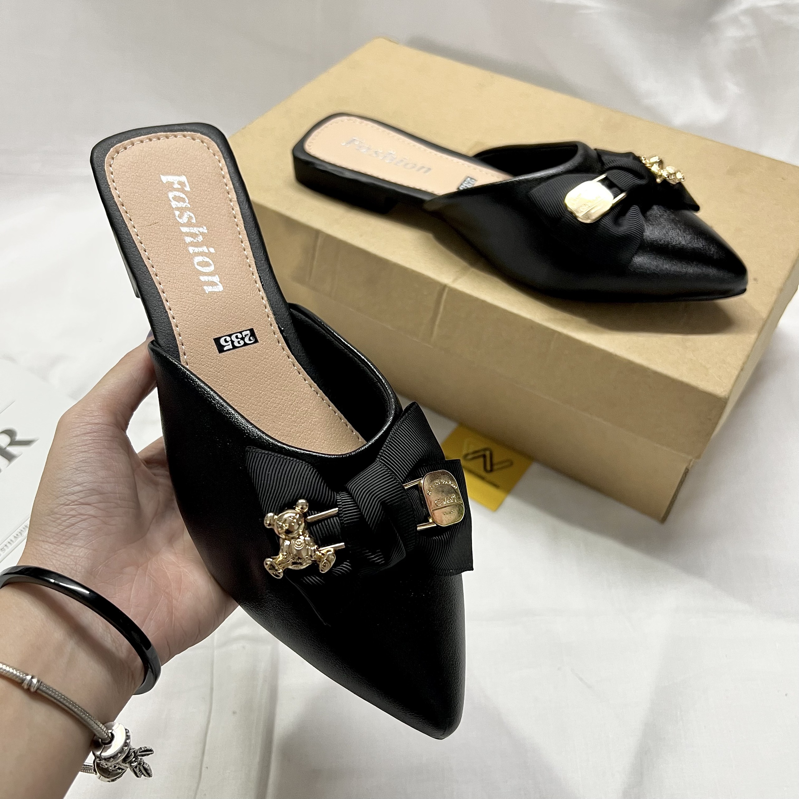 Dép Sục Nơ Khóa Gấu Cao Gót Bít Mũi Bệt Xẹp Giày Duy Nhật Store Phối Da Mờ Uzzang Trend Kiểu Đơn Giản Thanh Lịch Đen Kem