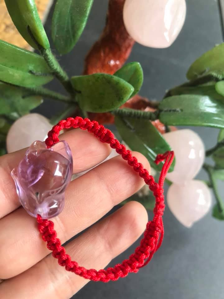 VÒNG TAY HANDMADE HỒ LY MAY MẮN TÀI LỘC VỀ TÌNH DUYÊN CÔNG DANH ĐÁ THẠCH ANH TÍM TỰ NHIÊN DÂY ĐỎ HỢP NỮ MỆNH HỎA MỆNH THỔ Ạ