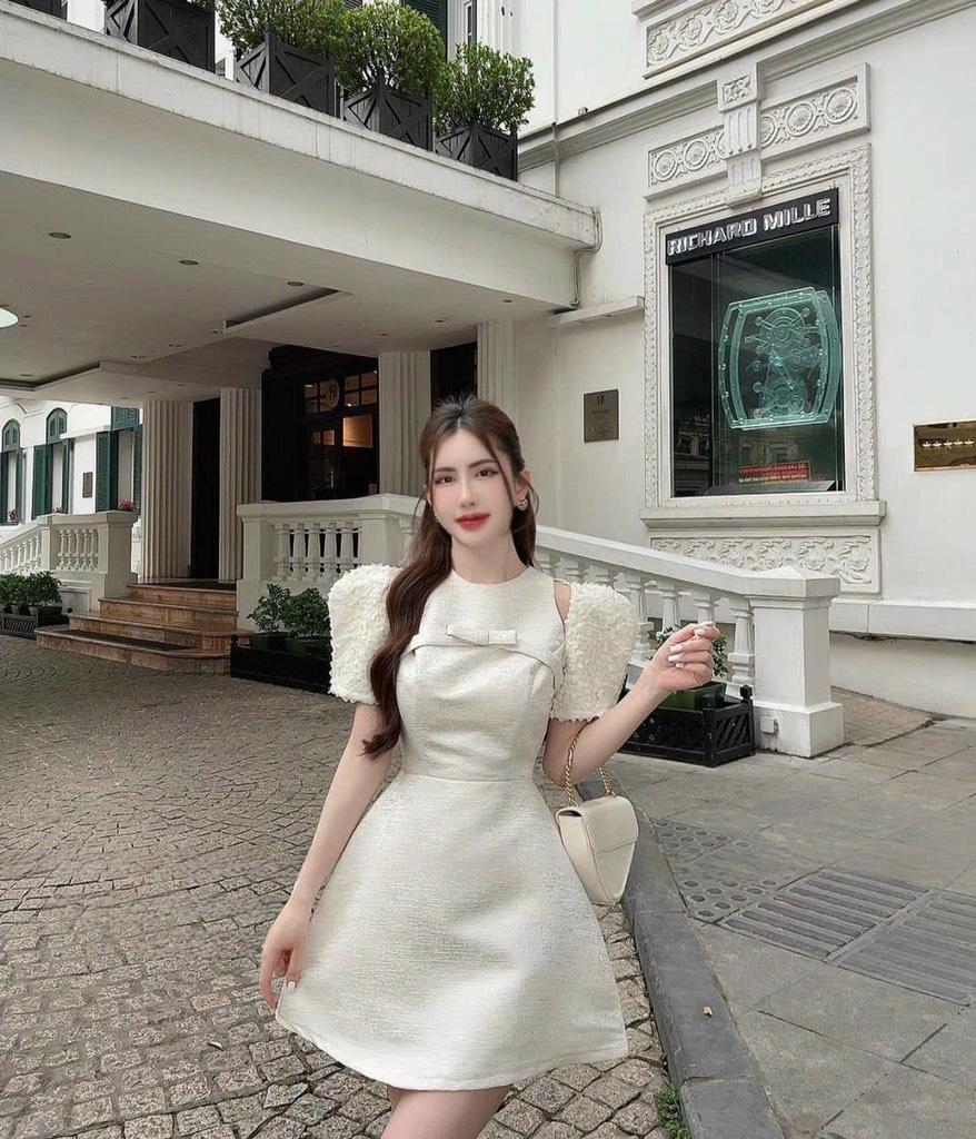 Đầm xoè tafta vân đá phối tay ren