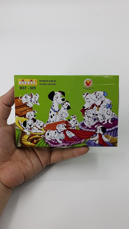 Viết Sáp Màu Chó Đốm BS-005 (12 Màu) - Mẫu Bao Bìa Màu Xanh Lá