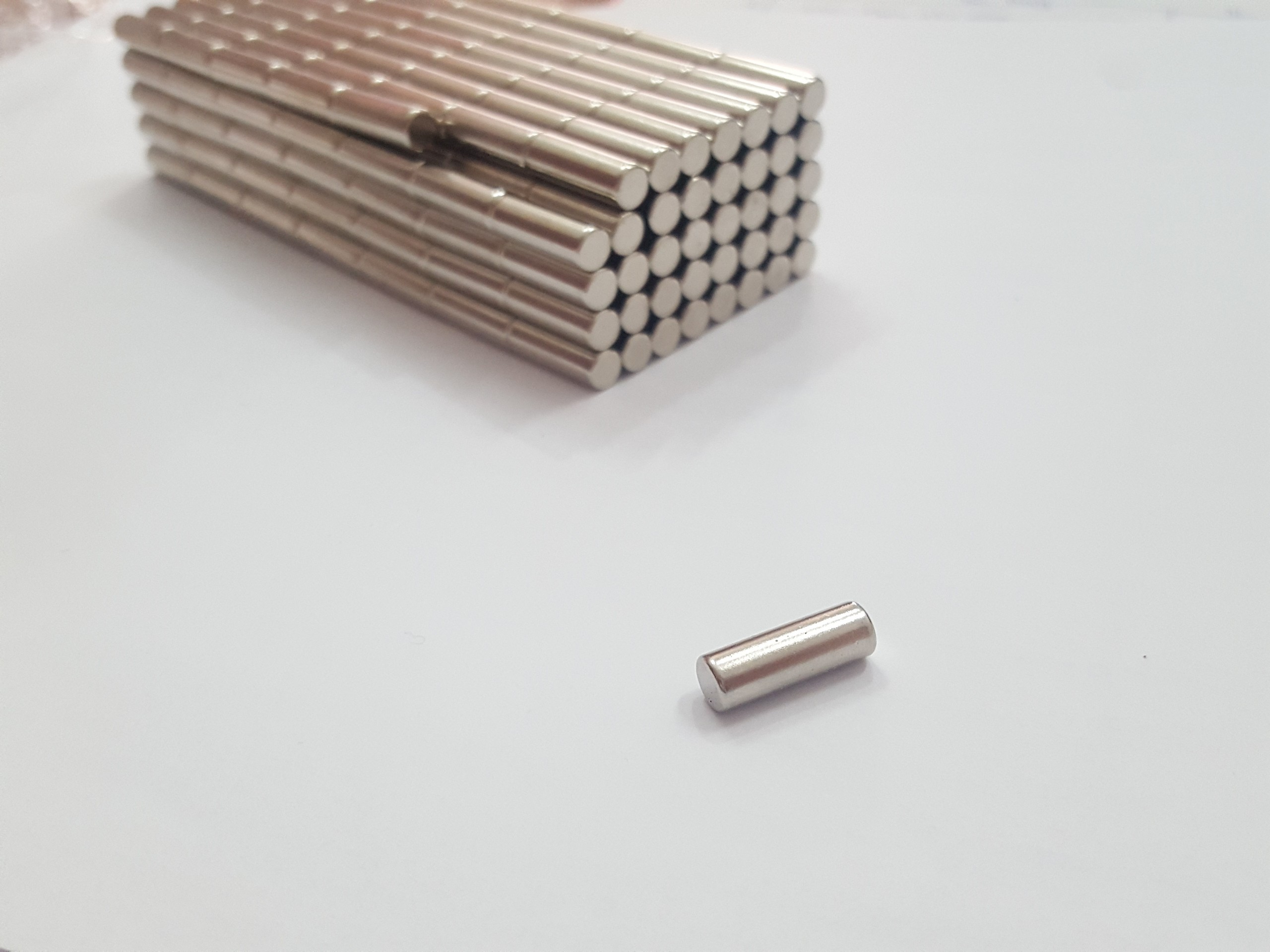 Nam châm viên trắng đất hiếm 5x15mm
