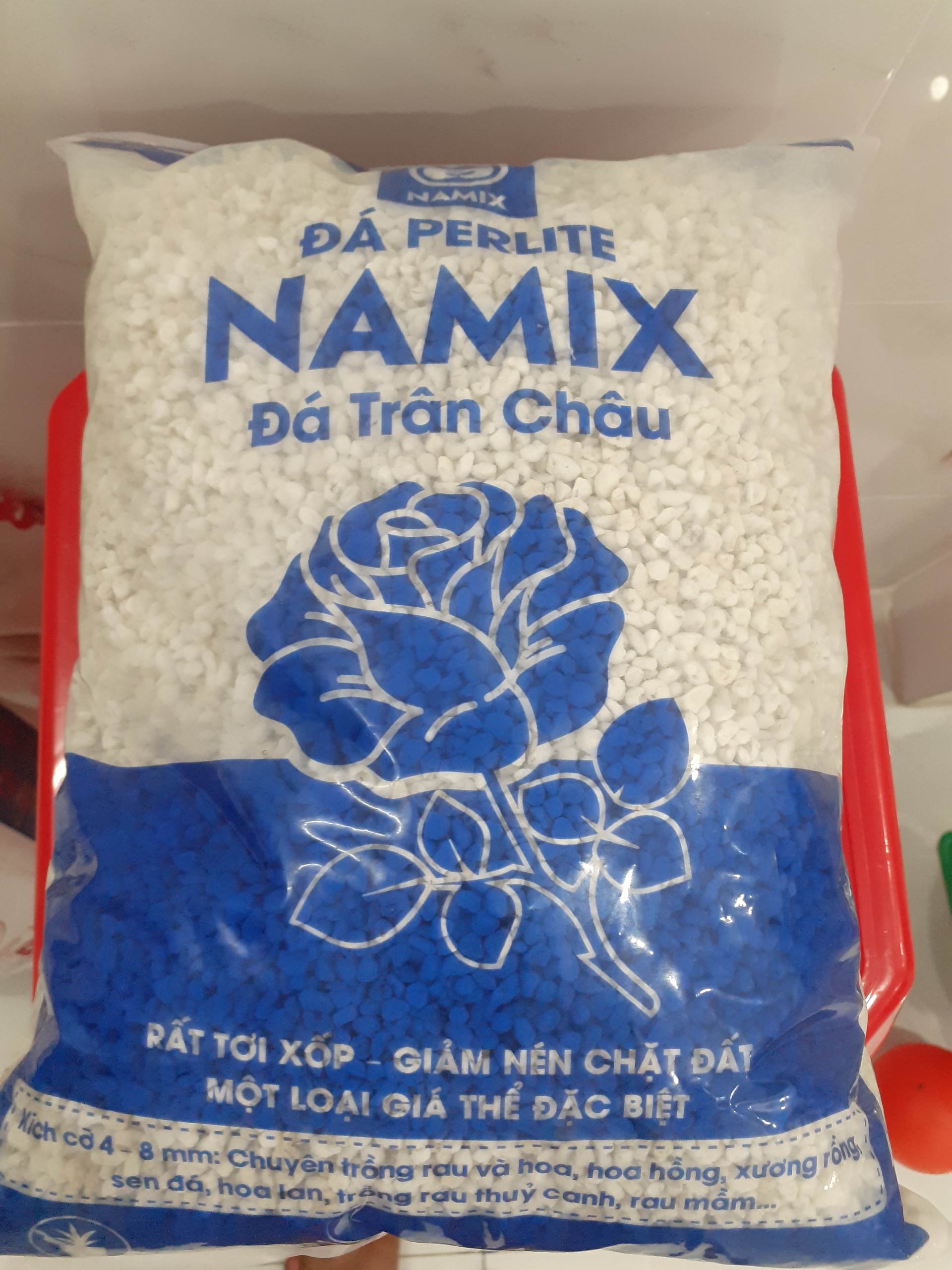 Giá thể tơi xốp đất – đá perlite – đá trân châu.