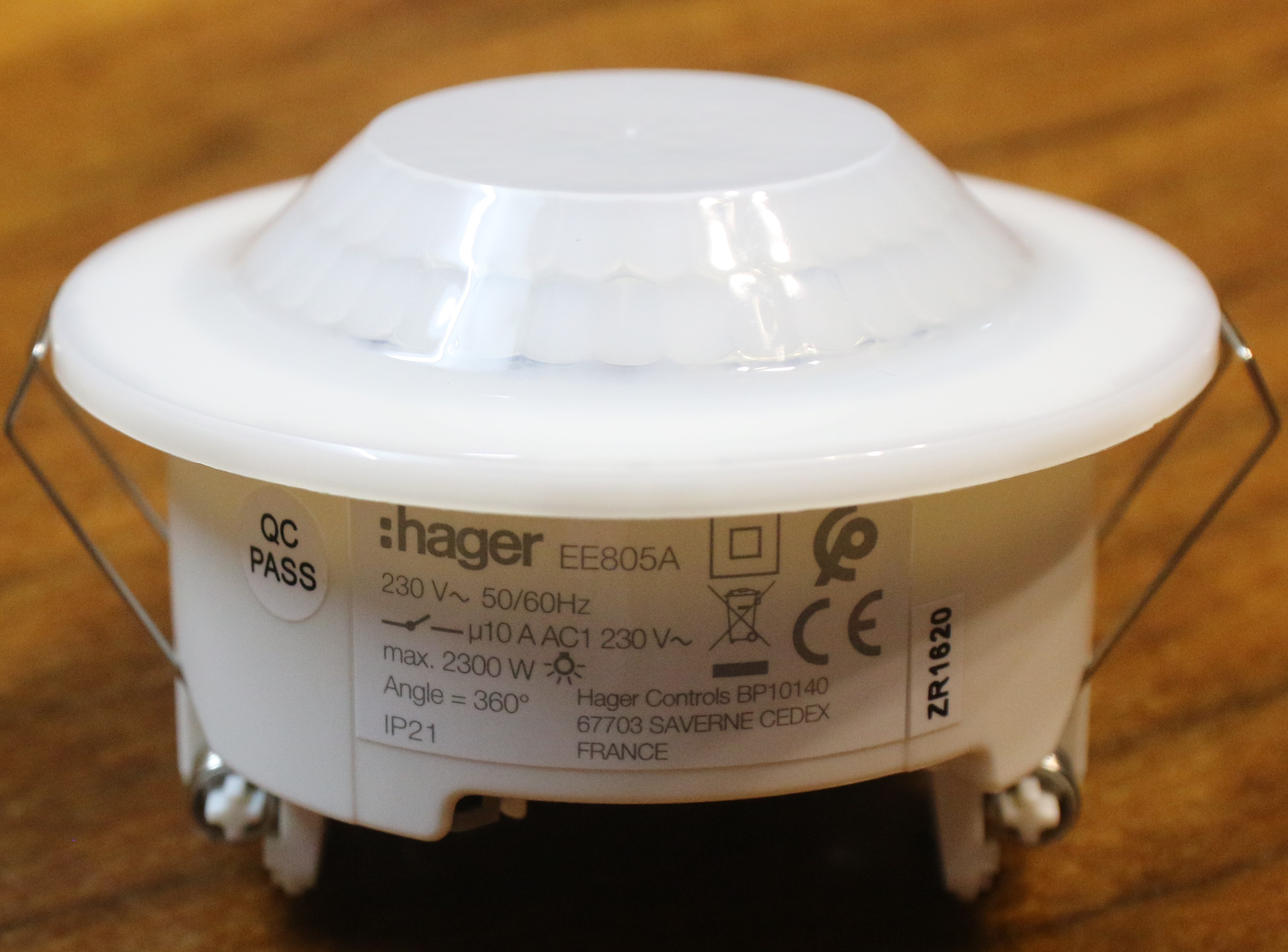 CẢM BIẾN CHUYỂN ĐỘNG GẮNG ÂM TRẦN EE805A - HAGER - PHÁP, Loại cảm biến dùng cho chiếu sáng tự động, báo động. Thiết kế nhỏ gọn phù hợp mọi không gian, tầm quét rộnh đảm bảo cho khôing gian sử dụng rộng