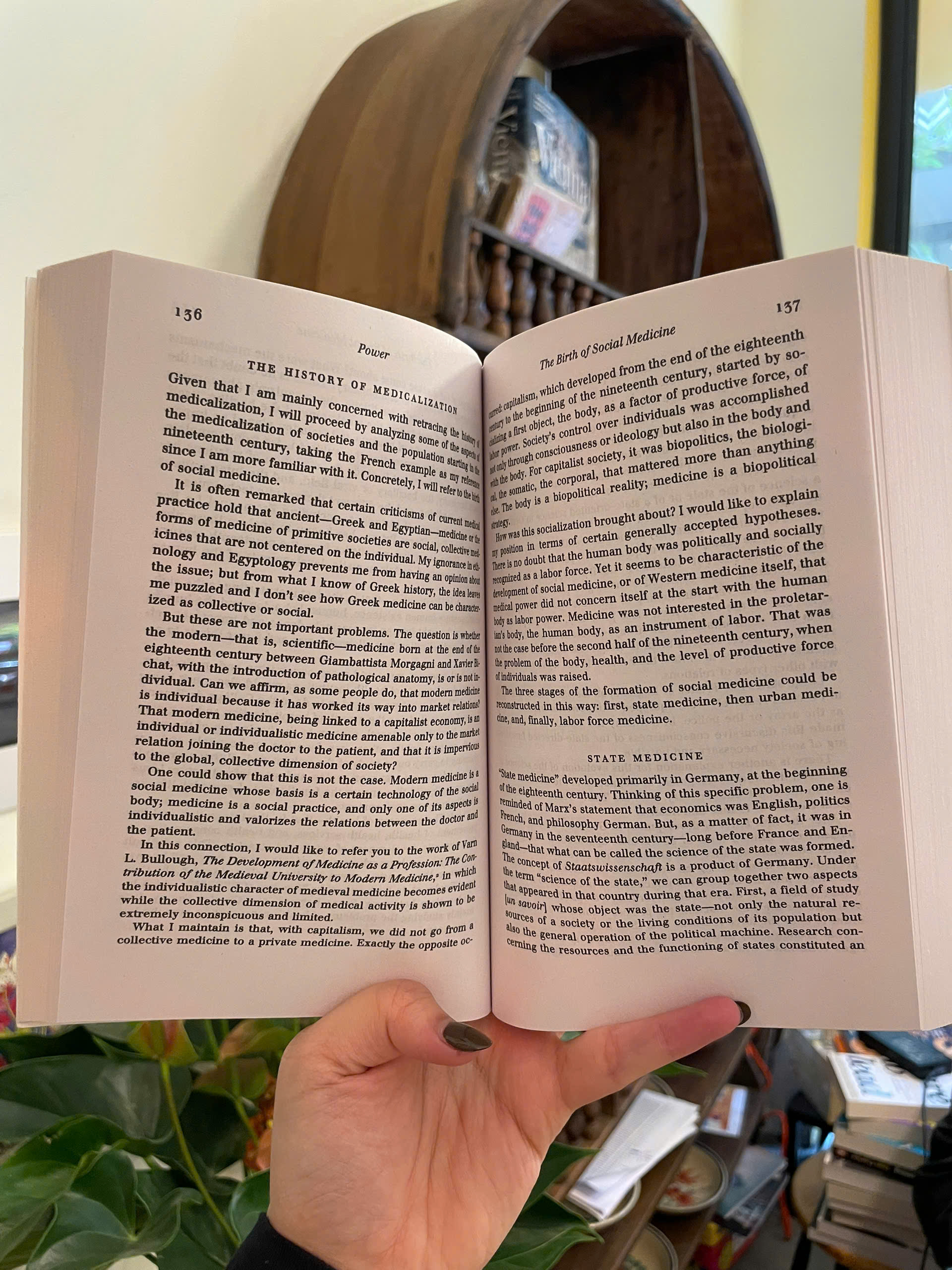 Sách - Power: Essential Works of Michel Foucault 1954-84| Philosophy / Ngoại văn Triết học Nhập khẩu