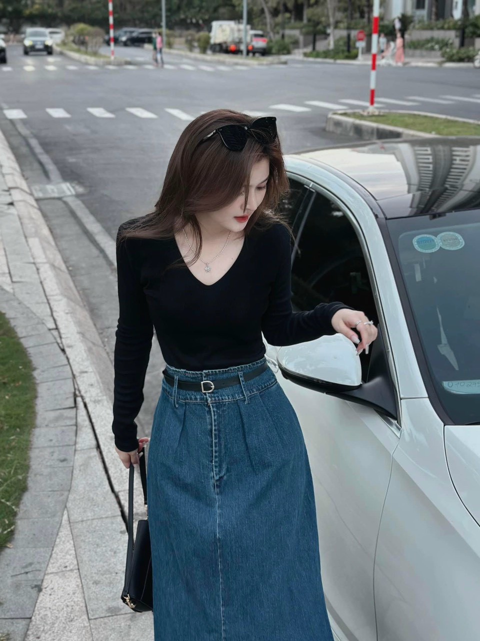 SÉT ÁO TĂM LẠNH VÁY JEAN KÈM NỊT MÀU Y HÌNH