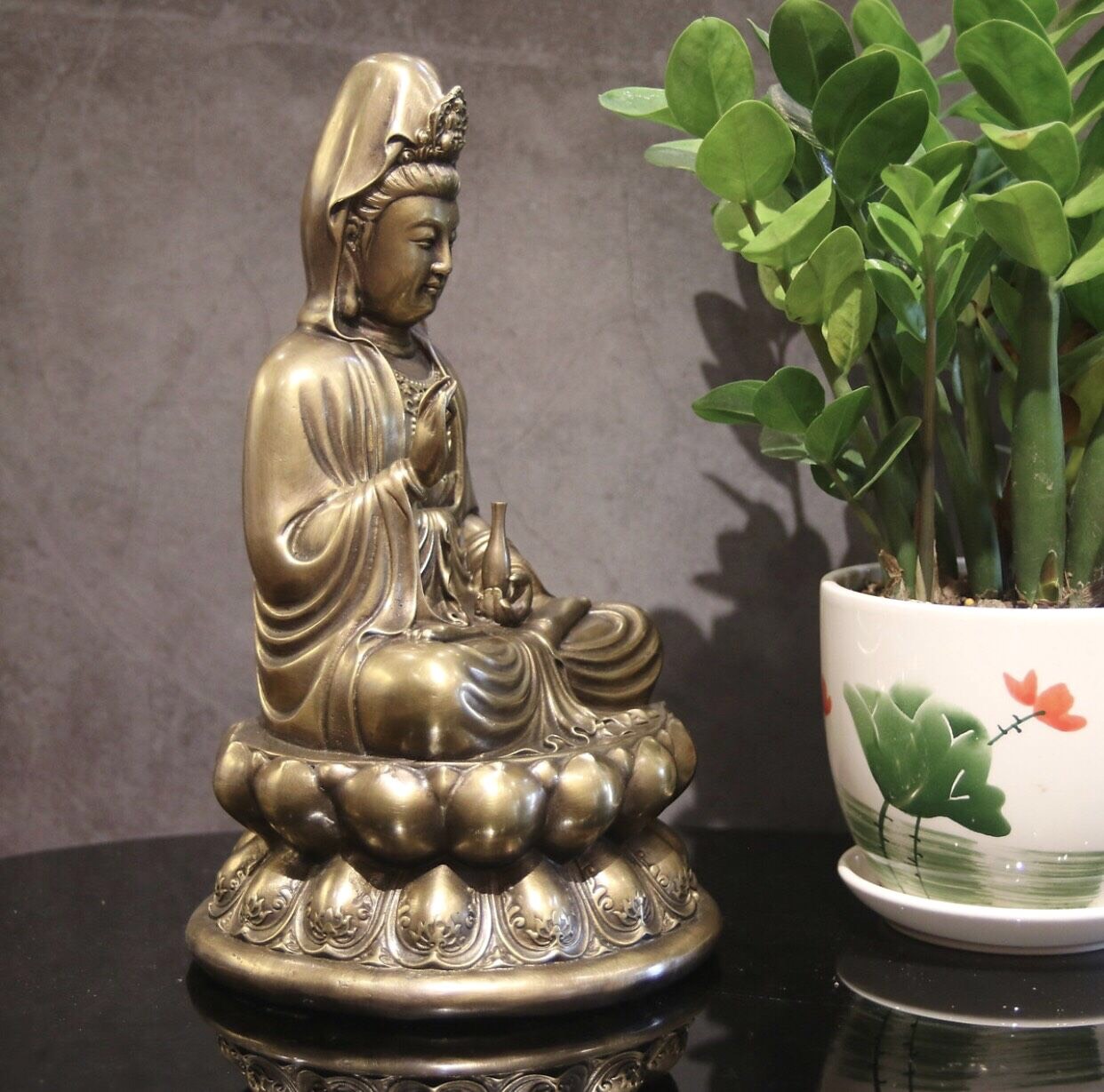 TƯỢNG THỜ PHẬT BÀ QUAN ÂM BỒ TÁT NGỒI ĐÀI SEN, ĐỒNG HUN MÀU CAO 30CM BH1046