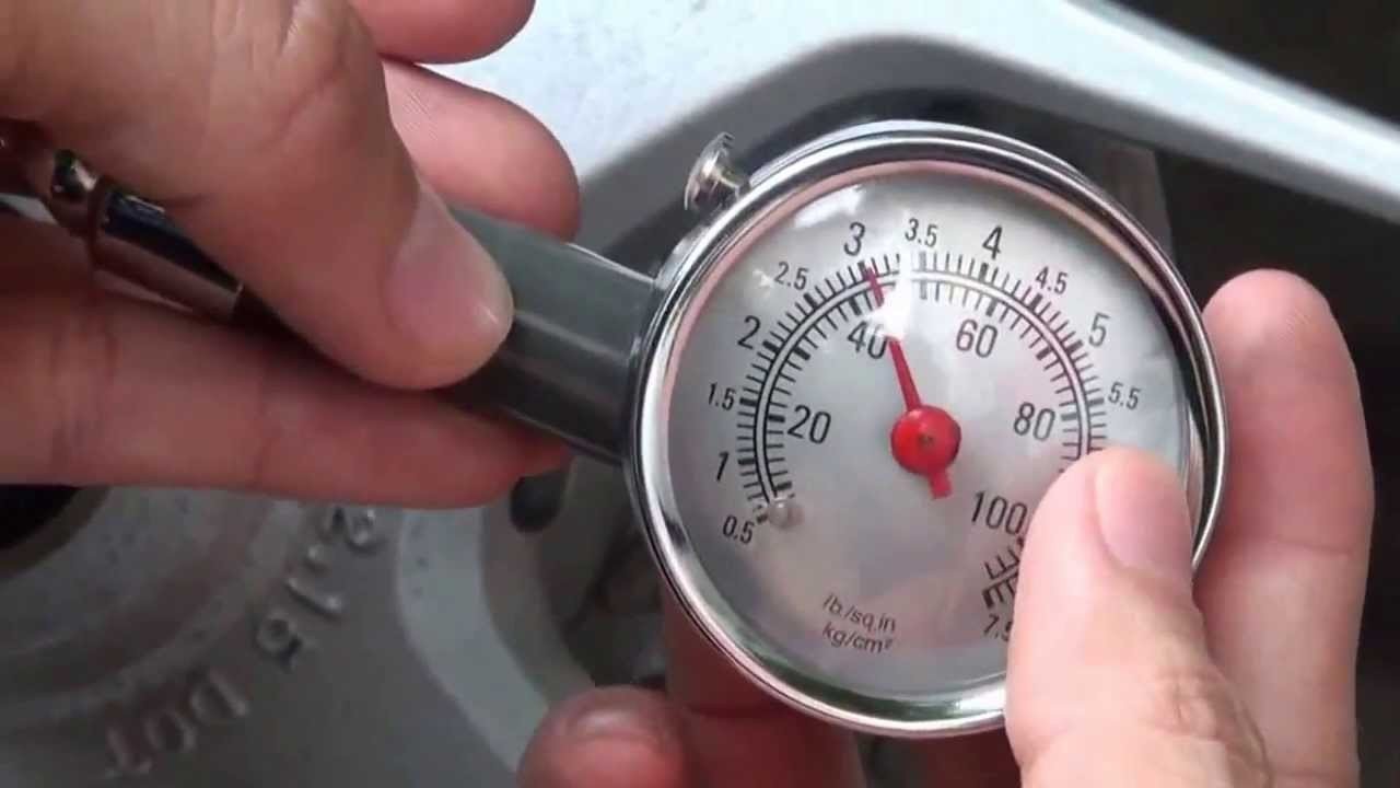 Đồng hồ đo áp suất lốp xe hơi hiện đại bảo đảm an toàn