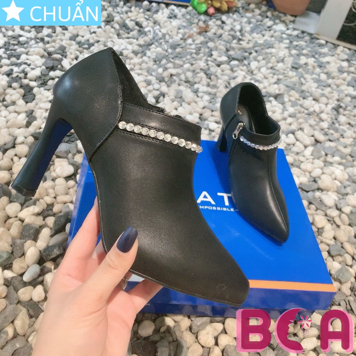 Giày bốt thời trang nữ 9p RO595 màu Kem ROSATA tại BCASHOP đính đá lấp lánh quanh vòng cổ giày quá là thời thượng