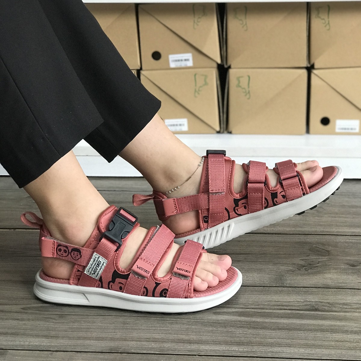 Giày sandal nữ siêu nhẹ hiệu Vento thích hợp mang đi học NB80P