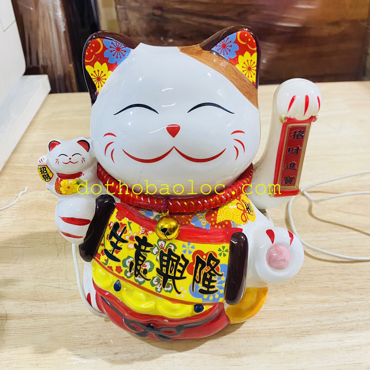 Mèo Thần Tài vẫy tay bằng gốm sứ cao cấp mang lại tài lộc cho gia chủ cao 20cm