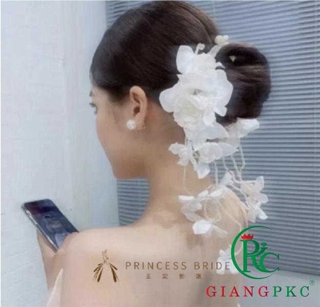 Cài tóc cô dâu hoa trắng dây hạt trai 9-2022 Giangpkc