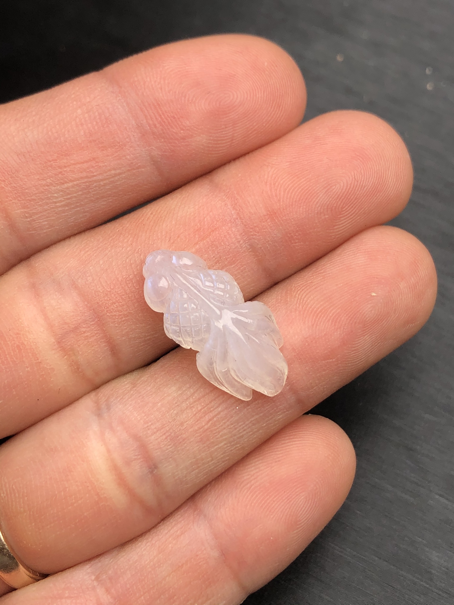 Cá chép đá mặt trăng có thể làm mặt dây hoặc mix vòng