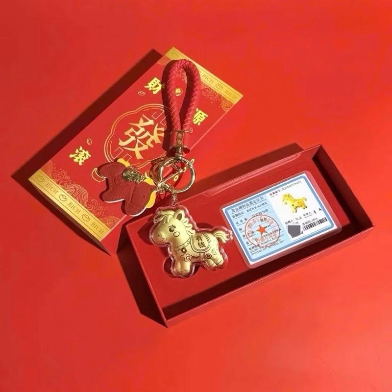 (Loại full hộp) Móc Khóa Ngựa Vàng Phong Thủy Tài Lộc Dây Đỏ May Mắn Cho Xe – Túi – Chìa Khóa