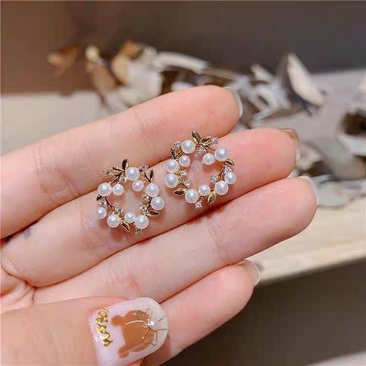 Bông tai tròn hình vòng hoa nguyệt quế - khuyên tai tròn đính đá tiểu thư
