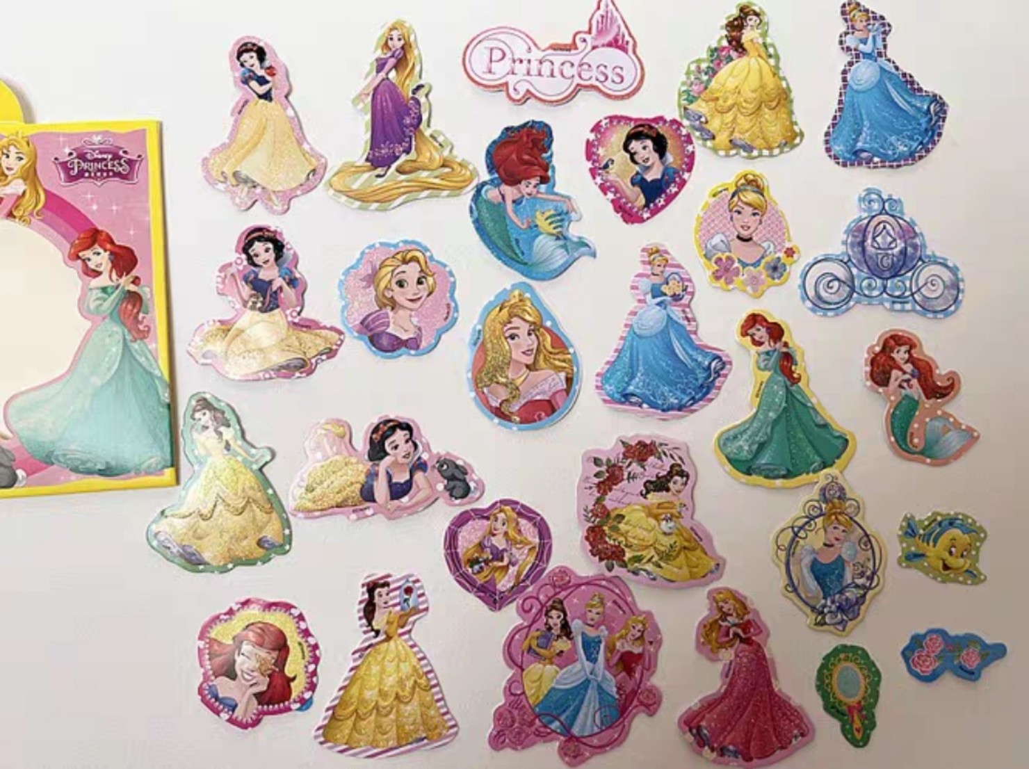 Set 28 sticker hình dán viền kim tuyến cho bé Princess người