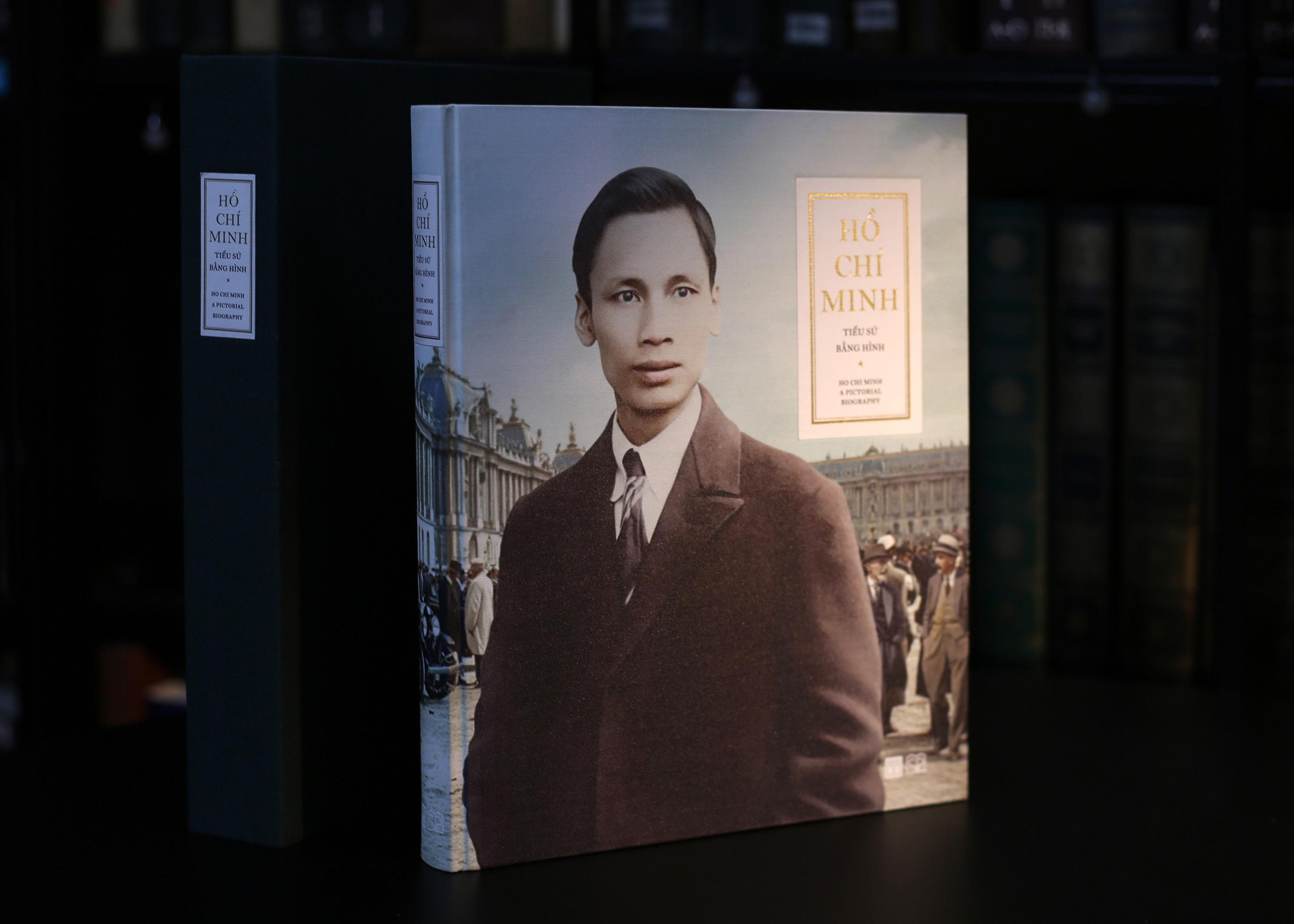 Sách - Hồ Chí Minh - Tiểu Sử Bằng Hình - Ấn Bản Giới Hạn - Bìa Vải