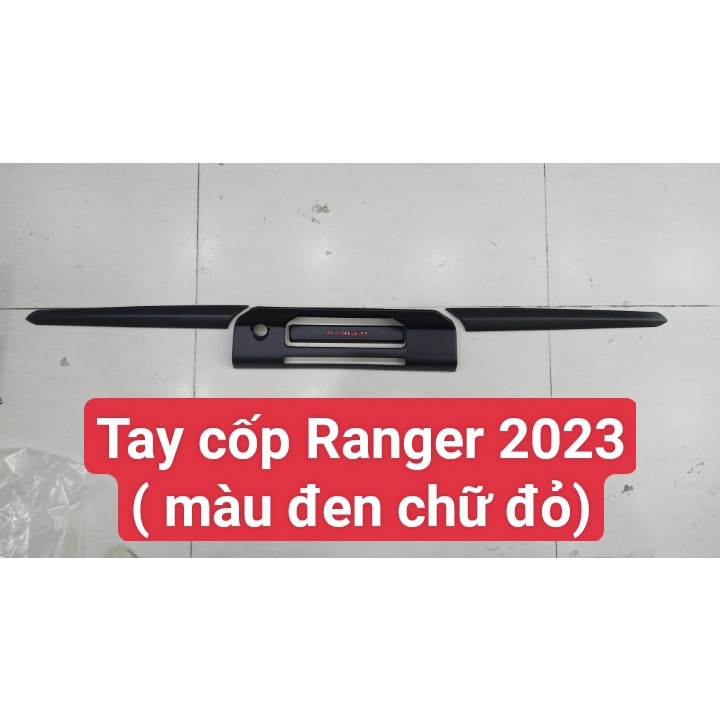 Ốp tay mở cốp xe Ford Ranger 2022, 2023 Nhựa Đen chữ đỏ cao cấp