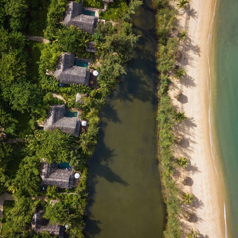 L'Alya Ninh Vân Bay 5*. Trọn gói nghỉ dưỡng 4N3D. Bao Gồm Full Bữa Ăn Hằng Ngày. Dịch vụ Cano Đón Tiễn.  Miễn Phí Trà Chiều & Trái Cây Tươi. Cùng Nhiều Tiện Ích Hấp Dẫn.