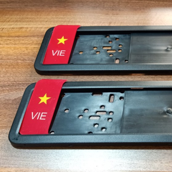 Combo 2 khung dài biển số ô tô có hình cờ đỏ sao vàng khung đế nhựa viền thép lắp đặt tại nhà đơn giản