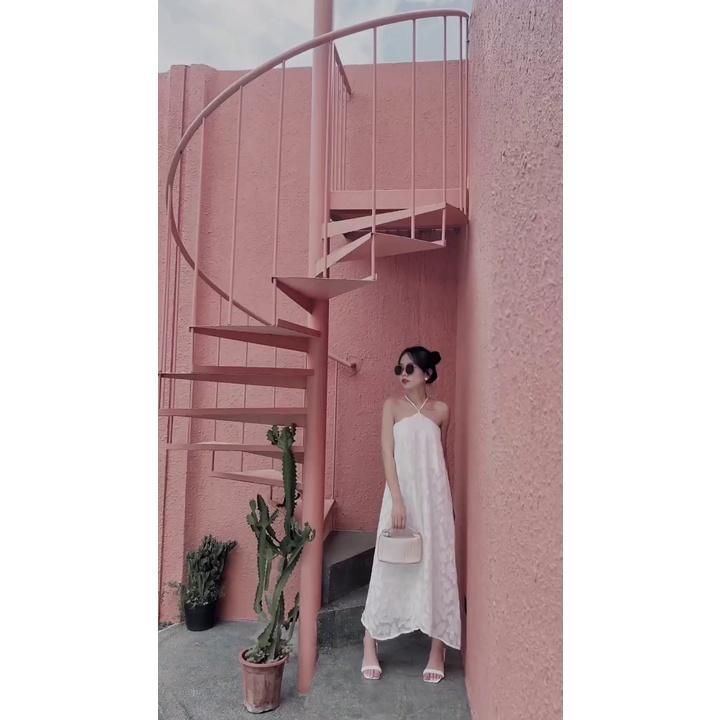 Đầm yếm maxi trắng đi biển, Váy yếm trắng cổ dây suông dài Cao Cấp thêu hoa, sexy quyến rũ MiNhi