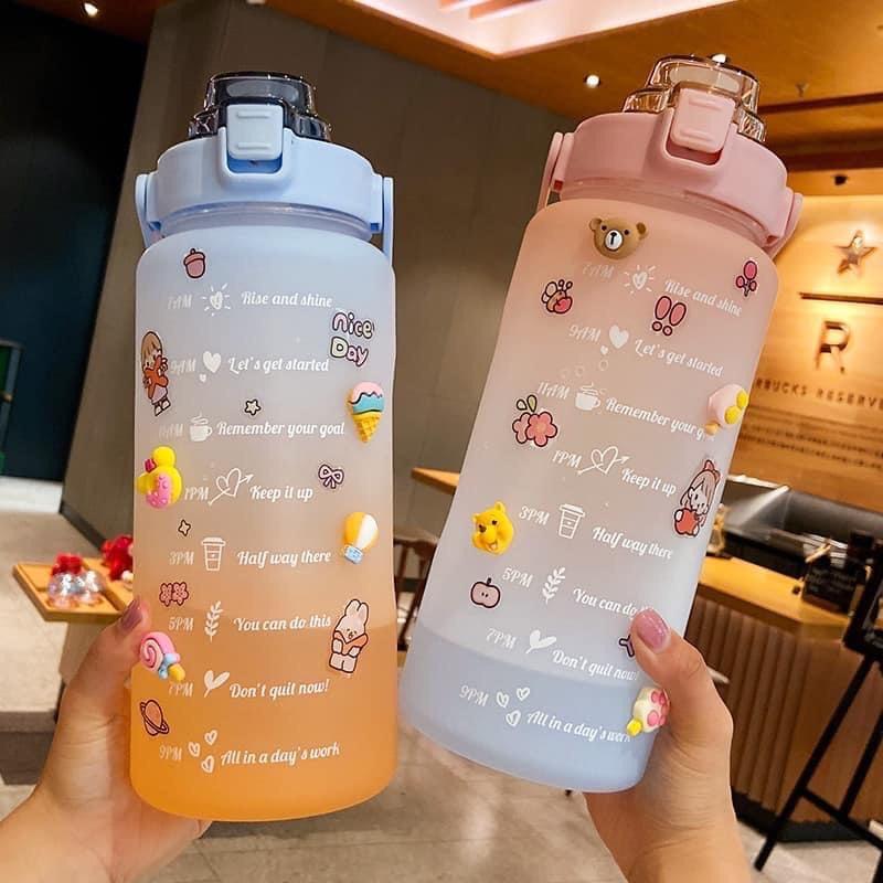 Tặng kèm stickers - Bình đựng nước 2L và 1.3L dễ thương có vạch báo giờ uống nước dùng cho cả người lớn và trẻ em