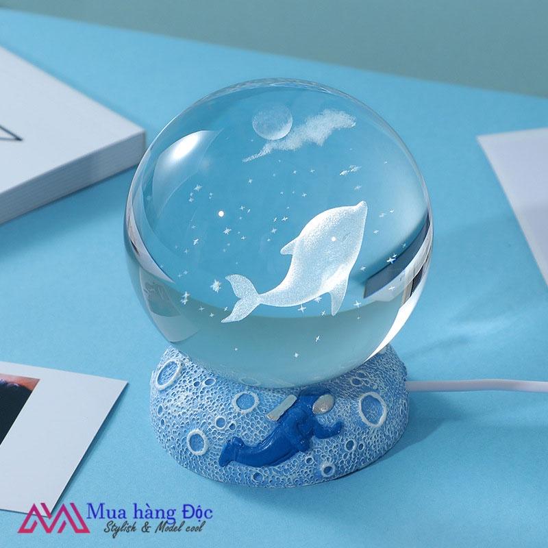 Quà Tặng Độc Đáo Quả cầu pha lê khắc 3d cá heo dưới trăng 6cm