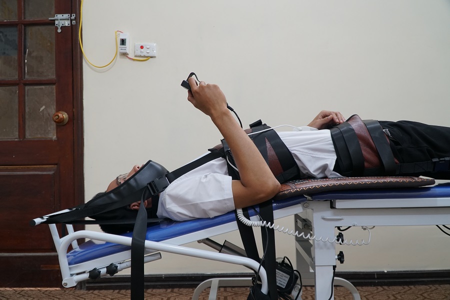Giường kéo giãn cột sống lưng và cổ bằng điện