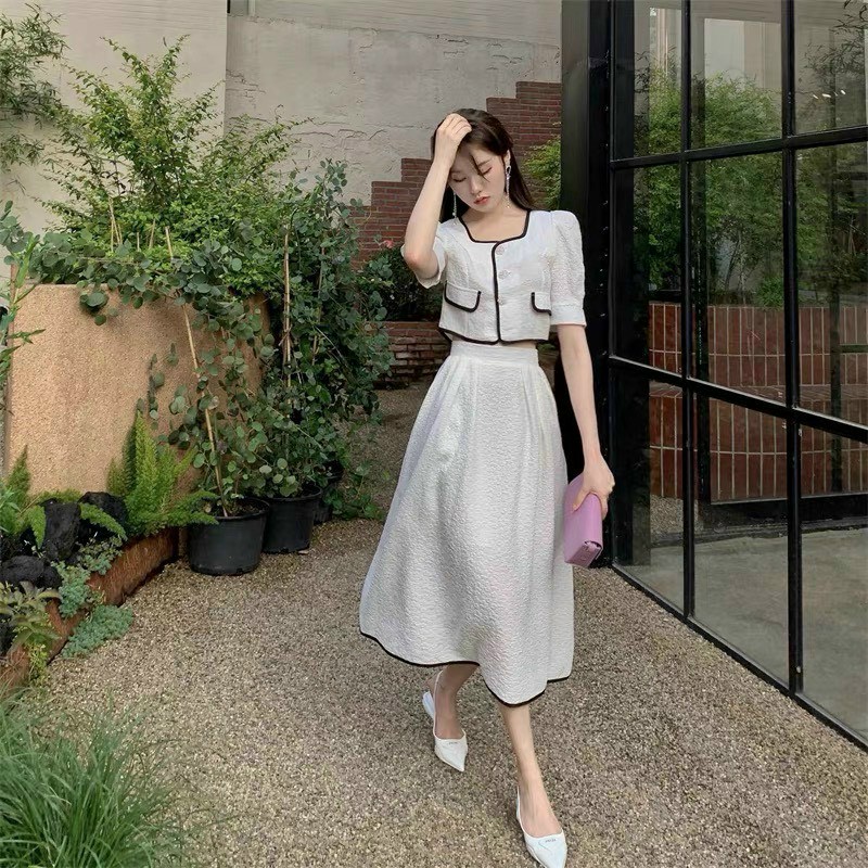 Set áo crop top nút cài và chân váy vải xốp mặc mát