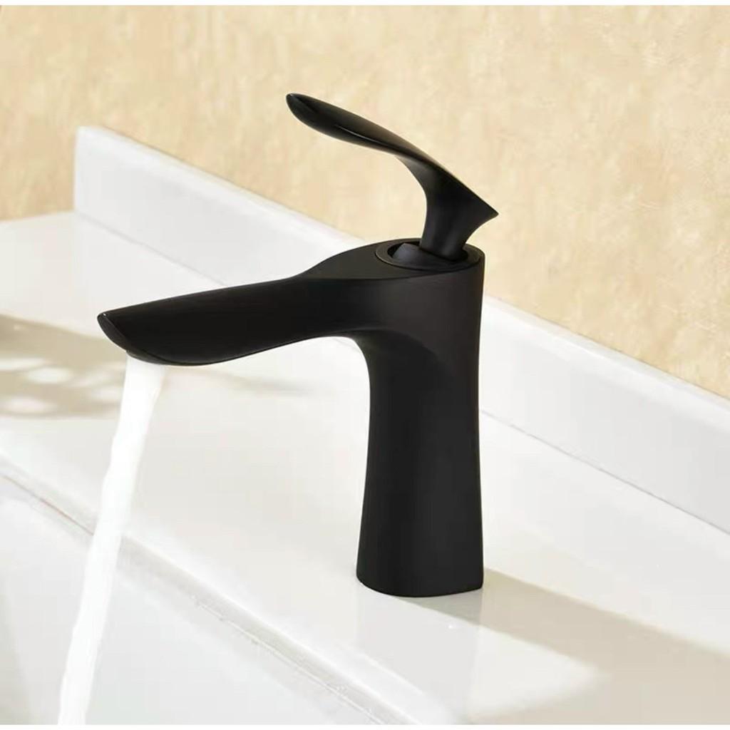 Vòi lavabo nóng lạnh kiểu lá với nhiều màu như đen/trắng bóng/vàng