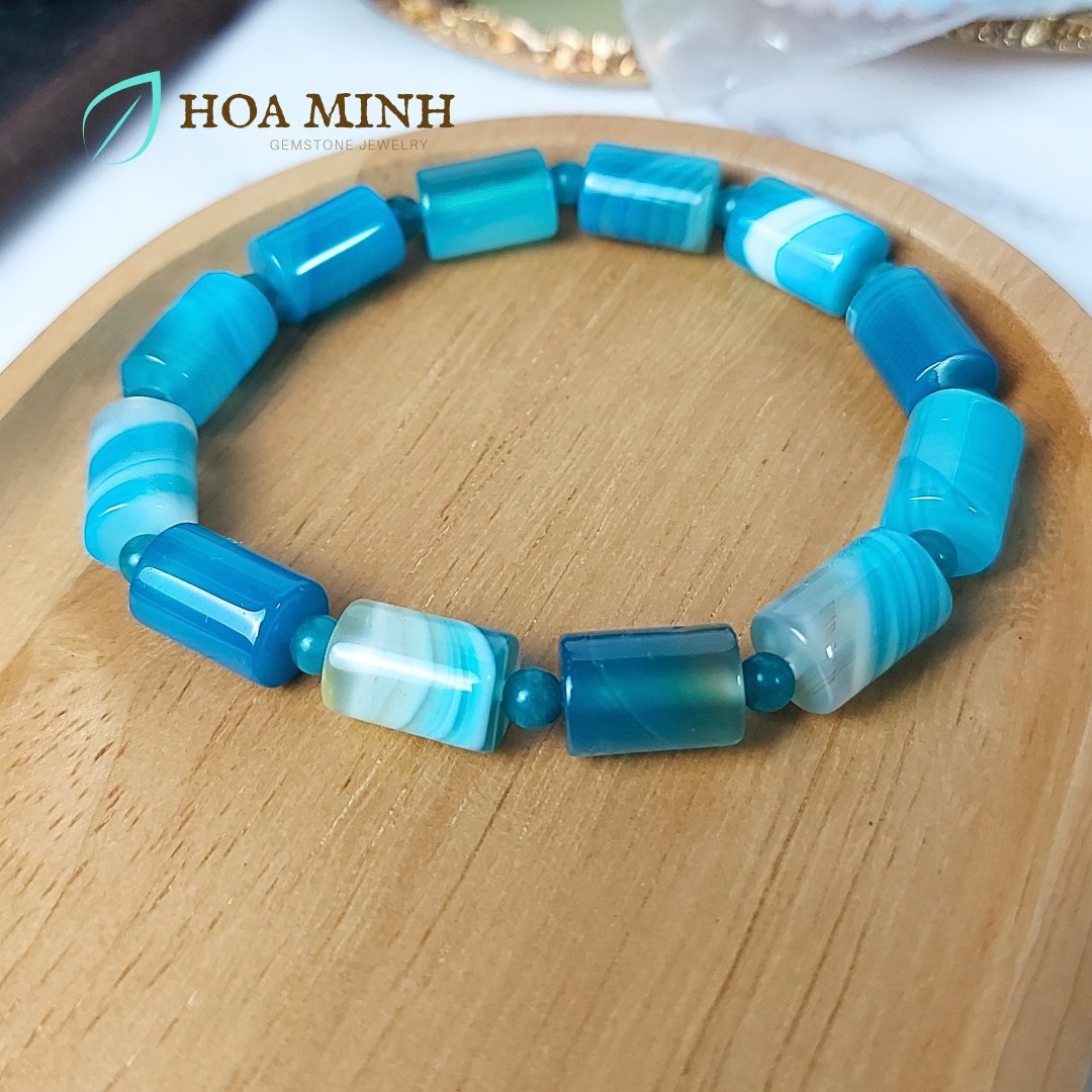 Vòng tay phong thủy đá Mã Não xanh biển có vân dạng lu thống size 8.6 x 12 li xen kẽ viên tròn mã não