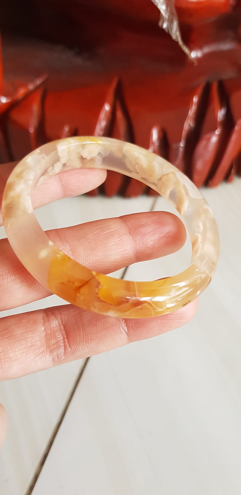 Vòng tay Nữ Bản Hẹ Mới Đá Mã Não Bông Vàng trắng rau câu đều bóng vòng quá đẹp luôn Vòng Ni 51mm x Cao 11mm x dầy 7mm Nữ mệnh Kim mệnh Thổ Nữ Cân nặng 49kg - 52kg đeo xinh tay đẹp lắm ạ