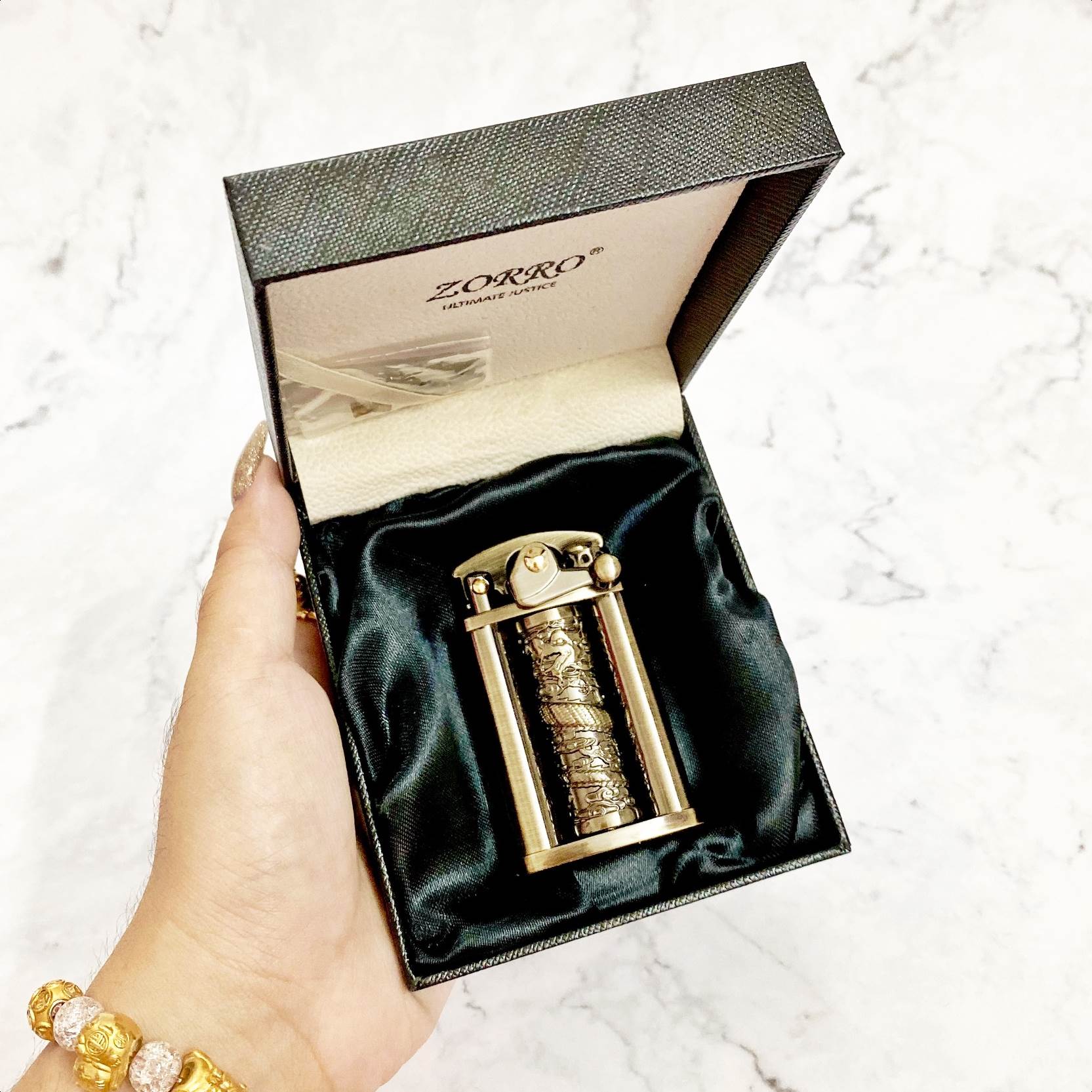 Bật lửa hột quẹt xăng đá cổ búng lửa đánh tay hình trụ rồng xoay Z629 Fullbox - xài xăng